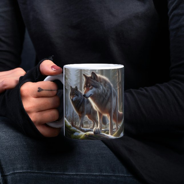 Zwei Wölfe in einem Wald: Majestic Wildlife Kaffeetasse (Von Creator hochgeladen)