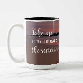 Zwei Wörter ein Funny Sarcastic Zitat aus der Mitt Zweifarbige Tasse