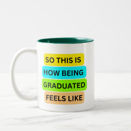 Zweifarbige grüne Tasse SO_THIS_IS_HOW_BEING_GRADU