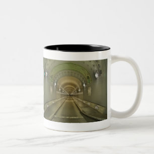 Zweifarbige Tasse schwarz Hamburg alter Elbtunnel