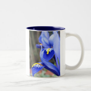 zweifarbiges Keramik-Mug mit Irisblütenblättern Zweifarbige Tasse