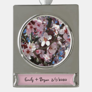 Zweig der rosa Blüten Frühlingsflora Banner-Ornament Silber
