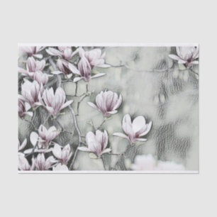Zweig der rosa Magnolie, gezeichnet vor grauem sch Seidenpapier