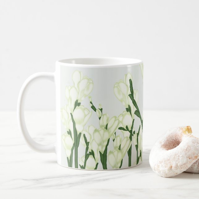 Zweig von weißem Freesia. Kaffeetasse (Mit Donut)