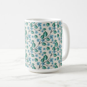Zweige mit grünen Blättern und blauen Blüten. Kaffeetasse