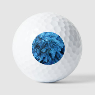 Zweige mit Schnee- und Frostkristallen bedeckt Golfball
