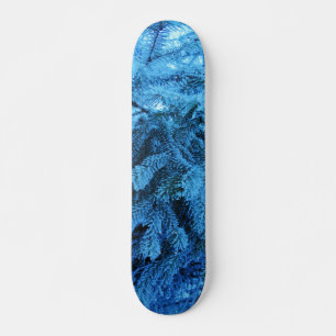 Zweige mit Schnee- und Frostkristallen bedeckt Skateboard