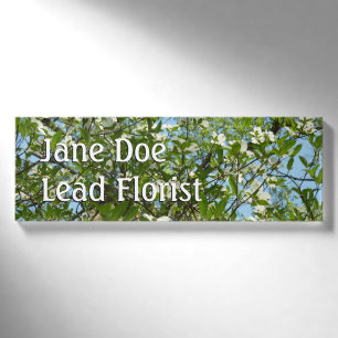 Zweige von Dogwood-Blüten Frühlingsbäume Namenschild