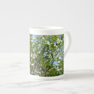 Zweige von Dogwood-Blüten Frühlingsbäume Prozellantasse