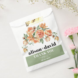 Zweigstelle mit pfirsichfarbenen Rose und Blätter  Geschenktütchen