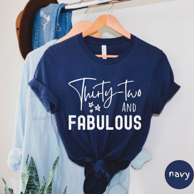 Zweiunddreißig und herrlicher T - Shirt (Von Creator hochgeladen)