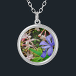 Zwergiris mit Haube Versilberte Kette<br><div class="desc">Zwergiris mit Haube am See-PfeilspitzenhinterFoto durch Sandy Closs beim im Mai wandern. Die schöne, bunte blaue lila wilde Iris, die auf dem Holz wächst, nähert sich diesem klaren blauen Nordgeorgia See. Blumen, mit Blumen, Wildblumen, Hochzeit, Beileid, Geburtstag, Partylavendelweiß "der Mutter Tages"</div>