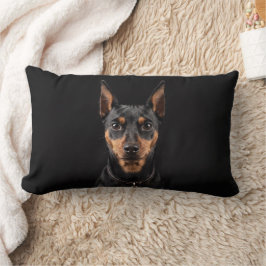 Zwergpinscher isoliert auf schwarzem Hintergrund Lendenkissen