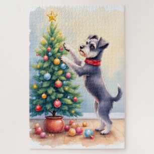 Zwergschnauzer schmückt Weihnachtsbaum Hund