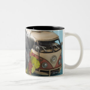Zwergschnauzer-Welpe und Sommer-Ferien Zweifarbige Tasse