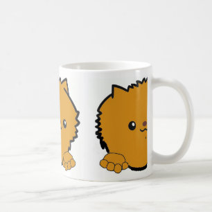 Zwergspitz schaut orange kaffeetasse