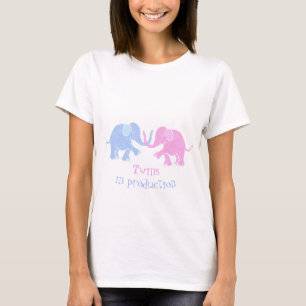 "Zwillinge in den Produktions-" blauen und rosa T-Shirt