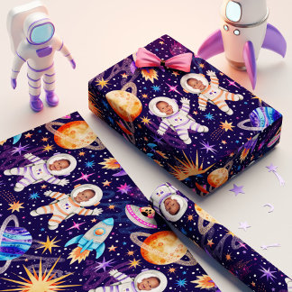 Zwillingsastronauten im Weltraum-Foto Geschenkpapier
