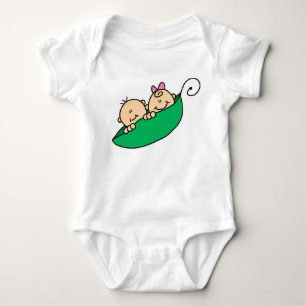 Zwillingsjunge und Mädchen im Pea Pod Baby Strampler