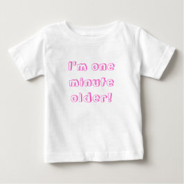 Zwillingsmädchen Ich bin eine Minute älter! Baby T-shirt