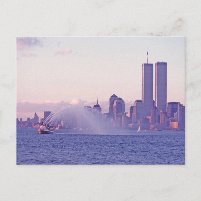 Zwillingstürme mit Feuerboot Sonnenuntergang Wasse Postkarte (Vorderseite)