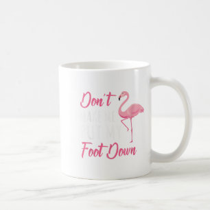 Zwing mich nicht, meinen Fuß auf den Flamingo zu s Kaffeetasse