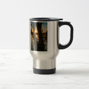 Zwischen den Bäumen Sonnenaufgang Reisebecher