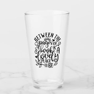 Zwischen den Seiten eines Buches zum Lesen von Leh Glas