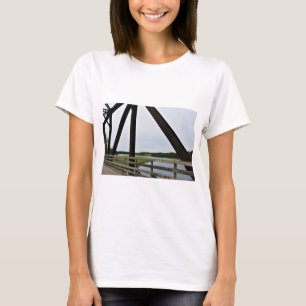 Zwischen den Stangen des Rosts T-Shirt