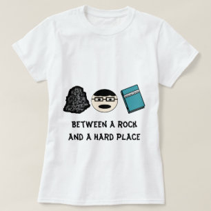 Zwischen einem Felsen und einem harten T-Shirt für
