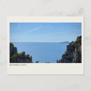 ZWISCHEN KLIPPEN — Meer & Küstenklippen-Fotografie Postkarte