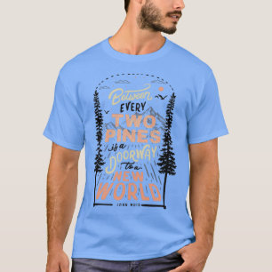 Zwischen zwei Kiefern ist eine Tür zu einer neuen T-Shirt