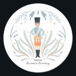 Zwölf Drummer Drumming 12 Tage Weihnachtsvolk Runder Aufkleber<br><div class="desc">Zwölf Trommler trommeln. Niedliche Festtage "12 Tage Weihnachten" Illustration. Karo für passende Produkte in meinem Shop. Behalt alle im selben Stil. Personalisieren, bestellen, empfangen, genießen und zurückkommen! Am zwölften Weihnachtsfeiertag schickte mir meine wahre Liebe: Zwölf Trommler trommeln, elf Piper, zehn Lords a-leaping, neun Damen tanzen, acht a-melken, sieben Schwäne a-Schwimmen,...</div>