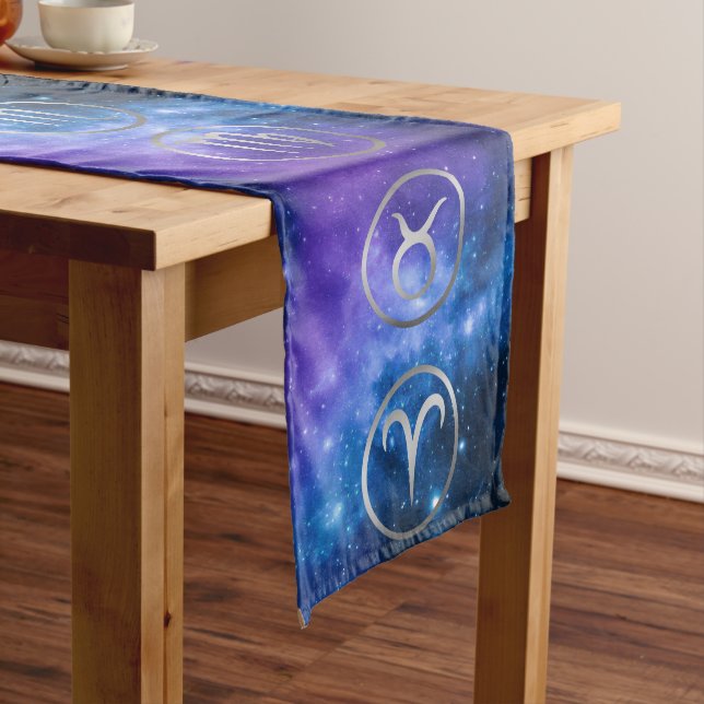 Zwölf graue Zodiakische Symbole auf blauer Galaxie Großer Tischläufer (Beispiel)