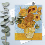 Zwölf Sonnenblumen Vincent Van Gogh Postkarte<br><div class="desc">Eine kunstvolle Postkarte mit der Ölmalerei,  Vase mit zwölf Sonnenblumen (1888),  von Vincent van Gogh (1853-1890). Eine Steingutvase mit gelben Blumen vor hellblauem Hintergrund.</div>