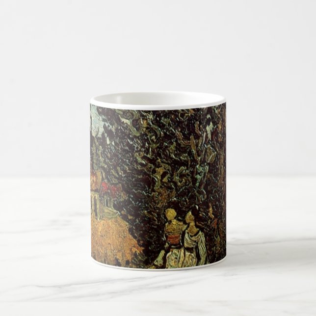 Zypressen und zwei Frauen von Vincent van Gogh Kaffeetasse (Mittel)